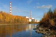 <p><img src="https://novosti-murmanskoy-oblasti.ru/uploads/posts/2024-10/1727851958_idntfqn78pc.jpg" alt="" />В эту пятницу в рамках проведения всероссийской штабной тренировки по гражданской обороне глава МЧС России Александр Куренков посетит Мурманскую область. Место проведения практической части комплексного противоаварийного учения - Кольская АЭС и город Полярные Зори.</p>
<p>Участники - более 1 100 человек и порядка 140 единиц техники. По легенде, на атомной электростанции - разрушения после сильного землетрясения.</p>
<p>В зону радиоактивного загрязнения попадает не только территория АЭС, но и город - всего порядка 15 тысяч человек. Силы и средства гражданской обороны МЧС России и региона отработают весь комплекс мероприятий по защите населения и территорий.</p>
<p><em>Фото: ГУ МЧС России по МО</em></p>
