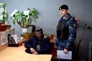<p><img src="https://novosti-murmanskoy-oblasti.ru/uploads/posts/2024-10/1728369610_061e0942-6f7e-44ff-a09c-f6c977511e25.jpg" alt="" />В отделение судебных приставов Оленегорска на исполнении находится исполнительное производство о взыскании с жителя города алиментов на содержание несовершеннолетного ребенка. Мужчина платить не желал. Бегал от приставов и был объявлен в розыск.</p>
<p>В один из выходных дней в продуктовом магазине произошла неожиданная встреча судебного пристава и разыскиваемого должника. Мужчина попытался скрыться, выбежав из торговой точки. Последовав за должником, сотрудник увидел, как тот забежал в общежитие. После опроса соседей был установлен фактический адрес проживания северянина.</p>
<p>Должник был принудительно доставлен в отделение судебных приставов, где в отношении него за неуплату алиментов составлен административный протокол. Суд назначил мужчине наказание в виде обязательных работ сроком на 40 часов.</p>
<p><em>Фото: УФССП по МО</em></p>