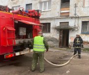<p><img src="https://novosti-murmanskoy-oblasti.ru/uploads/posts/2024-10/1728992786_exrqd9bfdae.jpg" alt="" /></p>
<p>9 огнеборцев и 2 единицы техники работали сегодня на Подстаницкого, 6 в Мурманске. Там находится общежитие. В одной из комнат пятиэтажки случился пожар. <br /> Тушили его примерно полчаса. В результате пожара в одной из комнат коммунальной квартиры сгорела мебель и постельные принадлежности.</p>
<p>Высокой температурой выбило стекла оконных рам.</p>
<p>Дверь в квартиру пожарные вскрывали при помощи шанцевого инструмента. Из помещения с помощью спасательного устройства спасен человек. О состоянии его здоровья пока неизвестно. <br /><em>Фото: ГОЧС и ПБ МО</em></p>