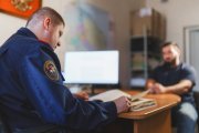 <p><img src="https://novosti-murmanskoy-oblasti.ru/uploads/posts/2024-10/1729058191_ccnprgkkqaw.jpg" alt="" />За избиение полицейского 41-летний житель Мончегорска может отправиться в колонию на пять лет. Расследование уголовного дела уголовного дела завершено, документы направлены в суд для рассмотрения. Преступление произошло в конце января этого года.</p>
<p>Для проверки сообщения о совершении административного правонарушения к одному из домов Мончегорска прибыл полицейский. Там находился мужчина, который уклонялся от административного надзора, в связи с чем страж правопорядка решил доставить его в отдел УМВД.</p>
<p>Мужчина ехать никуда не хотел. При этом он был в наркотическом дурмане. Накинулся на полицейского с кулаками. Стал избивать руками и ногами по туловищу и конечностям. Сотрудник УМВД получил телесные повреждения. За нападения на представителя правоохранительных органов северянину грозит лишение свободы сроком до пяти лет.</p>
<p><em>Фото: СУСК России по МО</em></p>
<p><br /></p>