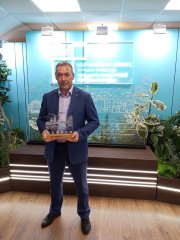 <p><img src="https://novosti-murmanskoy-oblasti.ru/uploads/posts/2024-10/1729079811_opyqwp2gjcy.jpg" alt="" />Максим Пухов покидает должность главы Полярных Зорь. Он занимал должность мэра этого города с 2013 года. В 2018-м пошёл на второй срок, а в 2023-м &ndash; на третий. Вопрос досрочной отставки будет рассмотрен завтра на заседании Совета депутатов. Максим Пухов продолжит свою работу в Запорожье. Об этом глава Полярных Зорь сообщил информационному агентству <a href="https://b-port.com/">Би-порт</a>.</p>
<p>В новый регион наш земляк переезжает вместе с семьёй. На какой должности будет трудиться Максим Пухов, он сам пока не рассказывает. Известно лишь, что его новое место работы связано со сферой государственного и муниципального управления. Как цитирует Би-порт Максима Пухова, переезд из Мурманской области &mdash; решение продуманное и взвешенное.</p>
<p><span style="font-size: 14pt;"><em>&laquo;Я искренне признателен вам за поддержку все эти 11 лет. За этот период мы смогли прочно закрепить статус Полярных Зорь как самого комфортного города в Мурманской области. Мы вместе созидали и сделали колоссальный рывок в развитии нашего любимого Атомграда. Все это стало результатом выстроенного взаимодействия между полярнозоринцами, городской администрацией, Советом депутатов, Кольской АЭС, региональной и федеральной властью, бизнесом и общественностью. Нам нечего было делить, мы вместе шли к общей цели - повышение качества жизни наших жителей. На мой взгляд, это получилось&raquo;, - написал Максим Пухов в своём Telegram-канале.</em></span></p>
<p><em>Фото: адимнистрация Полярных Зорь</em></p>
