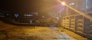 <p><img src="https://novosti-murmanskoy-oblasti.ru/uploads/posts/2024-10/1729678181_2.jpg" alt="" />В Мончегорске водитель вышел из грузовика и был им же сбит. Все произошло минувшей ночью на территории одного из цехов градообразующего предприятия.</p>
<p>28-летний водитель автомобиля КАМАЗ подъехал к пропускному пункту. Не заглушил двигатель и не выставил противооткатный элемент. Шофер вышел из салона автомобиля для предъявления пропуска.</p>
<p>В этот момент грузовик тронулся с места и наехал на водителя. От удара машины мужчина получил перелом плеча и попал в больницу.</p>
<p><em>Фото: УМВД по МО</em></p>