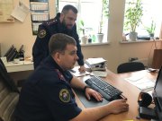 <p><img src="https://novosti-murmanskoy-oblasti.ru/uploads/posts/2024-10/1729747213_jkezbz1bk78.jpg" alt="" />За дерзкий поступок северянина лишили свободы более, чем на два года. Это время он должен будет провести в колонии строгого режима. В мае работником прокуратуры совместно с инспектором ДПС осуществлялась проверка исполнения требований законодательства о безопасности дорожного движения в Ковдоре.</p>
<p>Находившийся в это время вблизи одного из домов пьяный мужчина вышел на проезжую часть перед служебным автомобилем и оскорбил представителей власти, высказав в их адрес грубую нецензурную брань.</p>
<p>Свой поступок позже он объяснил неприязненным отношением к правоохранительным органам по причине неоднократного привлечения его к уголовной и административной ответственности. Затем во дворе одного из домов северянин остановил двух молодых людей и стал избивать одного из них. После чего похитил у парня мобильный телефон.</p>
<p><em>Фото: СУСК России по МО</em></p>