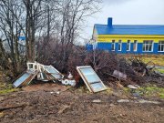 <p><img src="https://novosti-murmanskoy-oblasti.ru/uploads/posts/2024-11/1730440760_photo_2024-10-31_15-01-22.jpg" alt="" />В Ревде неподалеку от автозаправочной станции образовалась несанкционированная свалка. Неизвестные выкинули кирпичи, отходы кровельных материалов, полиэтиленовые пакеты, картон, металлические и пластиковые изделия.</p>
<p>В груде мусора валяются спиленные деревья. Местная администрация меры по ликвидации свалки не принимала.</p>
<p>Прокуратурой проведена проверка исполнения законодательства в сфере обращения с отходами производства и потребления. В суд направлен иск о возложении обязанности на мэрию Ревды по ликвидации свалки.</p>
<p><em>Фото: прокуратура МО</em></p>