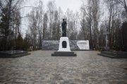 <p><img src="https://novosti-murmanskoy-oblasti.ru/uploads/posts/2024-11/1730452366_kzjmz1l0jfa.jpg" alt="" />Сегодня в Ревде открыли обновленный мемориал Воинской Славы на городском кладбище. В 2024 году в рамках реализации подпрограммы &laquo;Увековечение памяти погибших при защите Отечества&raquo; облагорожена территория памятника. Были выполнены работы по укладке тротуарной плитки, установлены гранитные бордюры, обустроен газон.<br />Вдоль аллеи высажены саженцы кизильника, выполнена облицовка гранитными плитами ступеней у стелы и основания памятника, восстановлен фасад мемориала.<br />Отреставрированы плиты с именами погибших участников войны, установлены скамейки и информационный знак. Работы были выполнены за счет средств федерального, областного и местного бюджетов.</p>
<p><em>Фото: администрация Ревды</em></p>