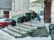 <p><img src="https://novosti-murmanskoy-oblasti.ru/uploads/posts/2024-11/1730793414_ksu4hss9vrq.jpg" alt="" />В Мончегорске контейнер для мусора установили возле подъезда, под окнами жилого дома. В итоге местные жители вынуждены лицезреть заполненный отходами бак, а также мешки с мусором, которые лежат прямо на крыльце.<br /><br /><em><span style="font-size: 14pt;">&mdash; Во всех нормальных городах есть специальные площадки рядом с домами. А у нас прямо на крыльце помойку устраивают! &mdash; сообщает паблик &laquo;Мончегорская ПравДа&raquo;.</span></em><br /><br />Пост вызвал бурное обсуждение подписчиков, которые отметили, что подобная картина наблюдается и в других местах.<br /><br /><span style="font-size: 14pt;"><em>&mdash; Сейчас, у нас, на Клименьева, 3 почему-то все контейнеры стоят на улице возле двери подъезда и без крышки, очень неприятно заходить. Запах стоит из контейнера, а мусор выводится по вечерам., &mdash; прокомментировала Ольга Зырянова-Михайлец.</em></span><br /><br /><span style="font-size: 14pt;"><em>&mdash; У нас на Лен. 2, такая же картина. Лень подняться на полтора пролета и выкинуть в мусоропровод. А сегодня еще и пакеты не соизволили завязать. Все валяется вокруг подъезда, &mdash; пояснила Татьяна Шашина.</em></span><br /><br />А вот жители Кандалакши, наоборот, подчеркнули, что таких проблем в их городе нет.<br /><br /><span style="font-size: 14pt;"><em>&mdash; У нас в Кандалакше такого ещё не видела. У нас поставили новые контейнера для мусора и всё вывозят вовремя, по крайней мере в нашем районе! &mdash; написала Марина Сотникова.</em></span><br /><br /><em>Фото: https://vk.com/monchanews</em></p>