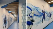 <p><img src="https://novosti-murmanskoy-oblasti.ru/uploads/posts/2024-11/1730813203_mycollages392.jpg" alt="" />В Мончегорске расписали внутренние помещения стадиона, сообщает хоккейный клуб &laquo;Мончегорск&raquo;. Дизайн росписи придумали художницы из Карелии Татьяна Флек и Виктория Выграновская. Проект воплотила в жизнь с помощью высокотехнологичного оборудования одна из компаний из этого же региона.</p>

<p>Отмечается, что теперь болельщики могут узнать в рисунках любимых спортсменов ХК &laquo;Мончегорск&raquo;.</p>

<p><em><span style="font-size: 14pt;">&mdash; Для нас это не просто ремонт, это создание новых условий для занятий и комфорта спортсменов, это стимул работать ещё больше и добиваться новых побед, &mdash; рассказали в хоккейном клубе.</span></em></p>

<p><em>Фото: скриншот видео https://vk.com/hcmonchegorsk</em></p>
