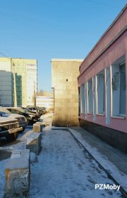 <p><img src="https://novosti-murmanskoy-oblasti.ru/uploads/posts/2024-11/1730955717_rfbhu-usai.jpg" alt="" />Трещины образовались на стенах в оконных проемах со стороны улицы. Местами отвалилась штукатурка. Об этом рассказали и показали на фотографиях местные жители.</p>
<p>Они беспокоятся о том, что разрушение продолжится и отделочный материал, отпав, может упасть на участников торжественного бракосочетания или прохожих.</p>
<p>Возможно, ответственные за здание лица обратят внимание на этот недочет и постараются его исправить. Пока участок не огражден лентой, но, как считают горожане, это нужно сделать в первую очередь.</p>
<p><em>Фото: группа &laquo;ВК&raquo; &laquo;Полярные Зори мобильной камерой&raquo; </em></p>
<p><br /></p>
