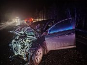 <p><img src="https://novosti-murmanskoy-oblasti.ru/uploads/posts/2024-11/1730956653_mg4cihpsam0.jpg" alt="" />Минувшим вечером экстренные службы выезжали в Оленегорский район на 1293 км &laquo;ленинградки&raquo;. Там столкнулись грузовой автомобиль Volvo и Hyundai Solaris.</p>
<p>У легковушки серьезно деформирован капот. Грузовик после удара оказался в кювете. В результате ДТП пострадали два человека, госпитализированы.</p>
<p>Водителям сейчас нужно быть предельно внимательными на дорогах, - еще раз напоминают в ГАИ. Температурные качели и гололедица сохранятся в ближайшие дни.</p>
<p><em>Фото: ГО ЧС и ПБ МО</em></p>