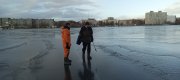 <p><img src="https://novosti-murmanskoy-oblasti.ru/uploads/posts/2024-11/1730981945_tnsv6mey0go.jpg" alt="" />Недавно мы рассказывали о безумном бесстрашии некоторых жителей Мончегорска. Рискуя жизнью, они выходили на тонкий лед местного озера Комсомольского. Сначала был замечен катающийся на лыжах спортсмен-любитель и рыбаки с удочками. Потом по льду бегали дети. К счастью, никто не пострадал. В МЧС напоминают: сейчас выходить на лёд запрещено.</p>
<p>Например, возле озера Комсомольского об этом информируют знаки, которые установлены на берегу. Инспекторы ГИМС совместно со спасателями регулярно проводят профилактические рейды на акватории города.<br /> Как рассказали в администрации Мончегорска, буквально недавно в ходе патрулирования на озере Комсомольском обнаружен нарушитель. Толщина льда в месте нахождения рыбака составляла около 5 сантиметров. Спасатели совместно с инспекторами ГИМС потребовали мужчину покинуть опасный участок. В отношения нарушителя составлен административный материал.</p>
<p><em>Фото: администрация Мончегорска</em></p>