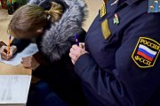 <p><img src="https://novosti-murmanskoy-oblasti.ru/uploads/posts/2024-11/1731325999_bpxgllt0t-w.jpg" alt="" />Жительницу Ковдора привлекли к административной ответственности за неуплату алиментов на содержание своих трех несовершеннолетних детей. Мать лишена родительских прав, но по закону обязана платить алименты в пользу трех бабушек. У них на воспитании и находятся дети.</p>
<p>Женщина платить алименты не собиралась и вела разгульный образ жизни. В результате чего образовалась задолженность в размере более полумиллиона рублей. В отношении ковдорчанки судебный пристав составил три протокола об административном правонарушении.</p>
<p>Суд назначил алиментщице наказание в виде 100 часов обязательных работ за каждое административное правонарушение, а всего - 300 часов. Если женщина не изменит своё отношение к детям и не начнёт выплачивать алименты, ей будет грозить уже уголовная ответственность.</p>
<p><em>Фото: УФССП по МО</em></p>