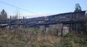 <p><img src="https://novosti-murmanskoy-oblasti.ru/uploads/posts/2024-11/1731491608_cmcwwmfggli.jpg" alt="" />Неоднократно жители Умбы сетовали на то, что внешний вид их поселка портят заброшенные деревянные сараи. Многие в силу времени почернели и вот-вот обрушатся. Администрация Терского района занялась поиском собственников построек. <br /> Сейчас разыскивают собственников сараев, расположенных между домами № 36 и 34 на улице Беломорской. Хозяев построек просят владельцев предоставить правоустанавливающие документы в срок до 25 ноября.</p>
<p>По-видимому, в мэрии будут решать судьбу ветхих строений. По всем вопросам хозяев сараев просят обращаться в сектор муниципального контроля администрации Терского района на Дзержинского, 42, каб.10 или по телефону +7(815-59) 5-00-29, 5-14-46</p>
<p><em>Фото: администрация Умбы</em></p>