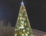 <p><img src="https://novosti-murmanskoy-oblasti.ru/uploads/posts/2024-11/1731492261_g1o10-4wlec.jpg" alt="" />В Оленегорске праздник открытия главной городской елки планируют провести 1 декабря. Об этом сообщили в администрации муниципалитета со ссылкой на Управление городского хозяйства.<br /><br /><span style="font-size: 14pt;"><em>&mdash; В связи с проведением церемонии зажжения огней на Главной городской новогодней елке, будет ограничено движение транспорта на центральной площади города и Ленинградском проспекте 01.12.2024 с 09-00 до 19:00, &mdash; пояснили в мэрии.</em></span><br /><br />Ранее сообщалось, что в <a href="https://novosti-murmanskoy-oblasti.ru/46334-snega-net-no-prazdnik-skoro-v-apatitah-ukrashayut-ulicy-novogodney-illyuminaciey.html" target="_blank">Апатитах</a> начали украшать улицы города к Новому году, а главная ёлка наукограда будет установлена на площади Ленина к 1 декабря.<br /><br /><em>Фото: https://vk.com/olenegorsk_adm</em><br /><br /></p>