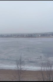 <p><img src="https://novosti-murmanskoy-oblasti.ru/uploads/posts/2024-11/1731910154_4-ul8hu6o04.jpg" alt="" />Река Варзуга была закрыта для передвижения и навигации 7 ноября. Это прописано в постановлении администрации Терского района. Как рассказала глава муниципалитета Рамиля Хайруллина, на днях ей присылали фотографии реки с установленными на ней вешками, которые обозначают путь.<br /> Местные жители не побоялись выйти на тонкий лед. Постановлений об открытии реки и возможности передвижения еще не было.</p>
<p><span style="font-size: 14pt;"><em>&laquo;Сегодня передвижения по реке недопустимы и небезопасны! Пожалуйста, будьте осторожны и не ходите по льду, морозы в начале ноября, а затем потепление не дали льду окрепнуть!&raquo;, - обратилась к землякам глава Терского района Рамиля Хайруллина.</em></span></p>
<p><em>Фото: Рамиля Хайруллина</em></p>