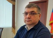<p><img src="https://novosti-murmanskoy-oblasti.ru/uploads/posts/2024-11/1732777911_f6k9wguvblk.jpg" alt="" /></p>
<p>Новым главой Ловозерского района стал Евгений Магомаев. На эту должность его избрали на очередном заседании местного Совета депутатов.</p>
<p><br /><span style="font-size: 14pt;"><em>&mdash; К исполнению обязанностей новый глава приступит со 2 декабря 2024 года, &mdash; сообщили в Совете депутатов Ловозерского района.</em></span><br /><br />На этом же заседании была выбрана и председатель Совета депутатов Ловозерского района &mdash; им стала Валентина Афоничева.<br /><br />Ранее сообщалось, что <a href="https://novosti-murmanskoy-oblasti.ru/45382-glavu-murmanska-24-oktyabrya-deputaty-vyberut-iz-dvuh-kandidatur.html" target="_blank">Евгений Магомаев</a> принимал участие в заключительном этапе конкурса по отбору кандидатур на должность главы областного центра, который состоялся в октябре этого года. Напомним, по итогам голосования депутатов Горсовета Мурманска <a href="https://novosti-murmanskoy-oblasti.ru/45755-murmansk-pereshel-na-odnoglavuyu-sistemu-upravleniya-merom-stal-yuriy-serdechkin.html" target="_blank">мэром</a> областного центра стал Юрий Сердечкин.<br /><br /><em>Фото: https://vk.com/sovetlov</em></p>
