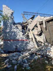<p><img src="https://novosti-murmanskoy-oblasti.ru/uploads/posts/2024-11/1732857282_ehzndomjgas.jpg" alt="" /></p>
<p>В районе железнодорожной станции Оленегорск в августе сошли с рельсов восемь грузовых вагонов. Они задели здание маневровой вышки, где в тот момент находился составитель поездов. Кирпичное здание обрушилось, а работник оказался под завалами. Прибывшие на место происшествия спасатели извлекли пострадавшего и доставили в больницу, где впоследствии раненый скончался.</p>
<p>Региональной Гострудинспекцией вынесено постановление о привлечении юридического лица к административной ответственности по факту нарушений требований охраны труда, выявленных в ходе расследования несчастного случая со смертельным исходом.<br /> Определены следующие причины произошедшего: нарушение технологического процесса при ремонте на железнодорожных путях, неудовлетворительная организация производства работ, выразившаяся в необеспечении контроля за ходом выполнения процесса со стороны руководителей и специалистов работодателя.</p>
<p><em>Фото: Гострудинспекция в МО</em></p>