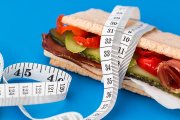 <p><img src="https://novosti-murmanskoy-oblasti.ru/uploads/posts/2024-12/1733094228_dish-meal-food-produce-lifestyle-snack-1084221-pxhere.com.jpg" alt="" /></p><p><em>Самое время обратить внимание на свой рацион</em></p>
<p>Многие девушки борются за стройность и красивую фигуру. Самое главное, что правильное питание гораздо важнее физических нагрузок.</p>
<p>Продукты, которые, несомненно, убрать из своего рациона:</p>
<ul>
<li>Фастфуд, рестораны и блюда на вынос (Если вы хотите расстаться со своим весом, то самое время заменить фастфуд на что-то полезное, сомнительные перекусы обойдутся очень дорого для вашего веса и здоровья).</li>
<li>Сладкие напитки (в них содержится большое количество сахара, поэтому просто про них забываем).</li>
<li>Обработанные пищевые продукты (сосиски, колбасы, кетчупы, бекон, соусы, майонезы, конфеты, кондитерские изделия &mdash; обо всем этом забываем).</li>
<li>Сухие завтраки, мюсли и гранолы (они содержат много рафинированных углеводов, поэтому начинать день с тарелки кукурузных хлопьев, отнюдь не самое лучшее решение).</li>
<li>Алкоголь (очень калорийные напитки, а калории необходимо считать, если поставили себе цель избавиться от лишнего жира).</li>
</ul>
<p>Если вы хотите расстаться с лишним весом, жиром, обвисшим животом, то самое время изменить свой рацион. Физическая активность &mdash; это всего лишь дополнение, чтобы быстрее добиться долгожданного эффекта. Самое главное &mdash; рацион. Запомните этот перечень и через некоторое время вес уйдет сам.</p>
<p>Ранее мы <a href="https://novosti-murmanskoy-oblasti.ru/45342-sekret-bystrogo-pohudeniya-sbrasyvat-ves-pomogayut-14-genov-stroynosti-povezlo-tem-u-kogo-oni-est.html">рассказывали</a>, секрет быстрого похудения.</p>
<p><em>Ксения Топоркова</em></p>
<p><em>Фото: PxHere</em></p>