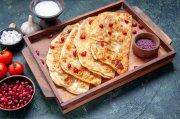 <p><img src="https://novosti-murmanskoy-oblasti.ru/uploads/posts/2024-12/1733108804_front-view-delicious-gutabs-thin-hotcakes-with-meat-inside-desk-dark-color-dough-oven-pie-pastry-cake-meal-hotcake_179666-43740.jpg" alt="" /></p>

<p><em>Чебуреки получаются с румяной корочкой и сочные внутри</em></p>
<p><br />Это заварное универсальное тесто подходит для приготовления различной выпечки. Чебуреки получаются тоже отличными &mdash; тесто тоненькое, зажаристое. Еще один несомненный плюс &mdash; с этим тестом просто работать, оно идеально раскатывается и не липнет к скалке и рукам. Ингредиенты:</p>
<p><br />Тесто:<br />&bull; Крутой кипяток &mdash; 1 ст;<br />&bull; Мука пшеничная &mdash; 3 ст;<br />&bull; Яйца &mdash; 1 шт;<br />&bull; Растительное масло &mdash; 3 ст. л.;<br />&bull; Соль &mdash; 1 ч. л.;</p>
<p><br />Фарш:<br />&bull; Мясной фарш &mdash; 500 г;<br />&bull; Лук репчатый &mdash; 2 шт;<br />&bull; Вода холодная &mdash; 150 мл;<br />&bull; Соль, перец &mdash; по вкусу;<br />&bull; Зира &mdash; по вкусу;<br />&bull; Масло рафинированное &mdash; для фритюра</p>

<p>Мясо подойдет любое, в этом рецепте &mdash; куриные бедра без костей и кожи. Сперва прокрутим мясо через мясорубку, а лук мелко нарежем, добавим перец, соль и зиру. Затем в фарш надо добавить холодную воду и перемешать. Фарш должен получиться чуть жидким.</p>

<p>Затем в  чашу миксера высыпаем муку, солим, вбиваем яйцо и перемешиваем. Вливаем растительное масло и крутой кипяток и замешиваем мягкое тесто. Кладем тесто в мешочек и отправляем в холодильник. После этого раскатываем тесто в тонкий пласт, вырезаем кружочки нужного диаметра.</p>
<p><br />На край выкладываем фарш и формируем чебурек, закрепляя края вилкой. Обжариваем чебуреки с двух сторон до румяности на сильном огне. Готовые чебуреки выкладываем на бумажное полотенце, чтобы стекло лишнее масло.</p>

<p><em>Айгуль Булатова</em></p>
<p><em>Фото: Freepik</em></p>
