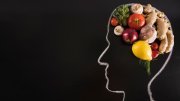 <p><img src="https://novosti-murmanskoy-oblasti.ru/uploads/posts/2024-12/1733109588_chalk-drawn-human-head-with-healthy-food-brain-blackboard_23-2147882217.jpg" alt="" /></p>

<p><em>Эта еда способна улучшить когнитивные функции</em></p>
<p><br />В последнее время все больше исследований подтверждают связь между питанием и функцией мозга. Установлено, что некоторые продукты могут быть особенно полезны для улучшения когнитивных функций и снижения риска развития болезни Альцгеймера.</p>
<p><br />Список продуктов для мозга:</p>
<p><br />Шпинат &mdash; содержит в себе антиоксиданты, витамины и минералы, которые улучшают кровоснабжение мозга, стимулируют умственную деятельность и помогают бороться со стрессом.</p>
<p><br />Рыба (например, лосось) &mdash; богат источником омега-3 жирных кислот, которые помогают улучшить когнитивные функции, снизить риск развития депрессии и болезни Альцгеймера.</p>
<p><br />Орехи и семена &mdash; являются отличным источником здоровых жиров, белка и антиоксидантов, что помогает улучшить память и концентрацию, они содержат в себе витамины группы B, антиоксиданты и жирные кислоты, которые также снижают риск развития деменции и болезни Альцгеймера.</p>
<p><br />Яйца &mdash; богаты холином, который улучшает связи между нейронами, помогает запоминать информацию и повышает работоспособность мозга.<br />Горький шоколад &mdash; содержит флавоноиды, которые повышают кровоток в мозге, улучшают память и настроение.</p>
<p><br />Ягоды &mdash; богаты антиоксидантами, которые защищают клетки мозга от повреждений, улучшают память и снижают риск развития деменции. Рекомендуется употреблять чернику, малину, клюкву и голубику.</p>
<p><br />Авокадо &mdash; содержит в себе мононенасыщенные жиры, которые улучшают кровообращение в мозге, повышают концентрацию и улучшают память. Добавляйте авокадо в салаты, бутерброды и коктейли.</p>
<p><br />Гранат &mdash; содержит в себе антиоксиданты, которые защищают клетки мозга от повреждений, улучшают кровоток и помогают бороться со стрессом. Можно употреблять гранат в свежем виде или в виде сока.</p>
<p><br />Также в список полезных для мозга продуктов попали тыква, куркума, грейпфрут, чеснок, лук, черный перец и зеленый чай.</p>

<p><em>Айгуль Булатова</em></p>
<p><em>Фото: Freepik</em></p>
