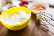<p><img src="https://novosti-murmanskoy-oblasti.ru/uploads/posts/2024-12/1733111197_mixer-near-whipped-cream_23-2147758360.jpg" alt="" /></p>

<p><em>Важным этапом приготовления является заморозка ряженки</em></p>

<p>В этом рецепте используют всего лишь 2 ингредиента. Из двух пакетов ряженки и одной банки вареной сгущенки получается много крема, которого хватает на большой торт. Крем получается нежным и отлично пропитывает любые коржи. Прекрасно подходит и для приготовления тортов без выпечки. Ингредиенты:</p>
<p><br />&bull; 1 кг ряженки (2 пакета);<br />&bull; 1 банка вареного сгущенного молока (360 г)</p>
<p><br />Ряженку заранее отправляем в морозильную камеру и даем полностью затвердеть. На это уходит 3-4 часа. После этого замороженную ряженку выкладываем на марлю поверх дуршлага. Даем полностью оттаять. На это потребуется 8-12 часов.</p>
<p><br />Из ряженки получается густая масса, которая похожа на творожный сыр только со вкусом топленого молока. Получается 400 г вкуснейшего творожного сыра. Процесс его приготовления не требует никаких усилий.</p>
<p><br />Затем сыр из ряженки перекладываем в миску. Порциями добавляем вареную сгущенку и взбиваем миксером или венчиком. Крема получается около 750 г. Он с легкой кислинкой, сладкий, очень нежный и не слишком густой.</p>

<p>Для украшения тортов такой крем не совсем подойдет, но он отлично пропитает любые коржи.</p>

<p><em>Айгуль Булатова</em></p>
<p><em>Фото: Freepik</em></p>
