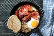 <p><img src="https://novosti-murmanskoy-oblasti.ru/uploads/posts/2024-12/1733162656_english-breakfast_144627-43706.jpg" alt="" /></p>

<p><em>Сегодня часто говорят о вреде холестерина. И многие люди уже привыкли завтракать без яиц и сливочного масла. Однако недавно учёные обнаружили, что продукты с высоким содержанием холестерина не так уж заметно влияют на его уровень в организме.</em></p>

<p>Уровень холестерина в крови больше зависит от соотношения жиров и углеводов в ежедневном меню, а не его количество в конкретных продуктах.</p>

<p>В группу продуктов с высоким содержанием насыщенных жиров включают бекон, колбасу, сосиски, сливочное масло, сыр, красное мясо и жареные блюда.</p>

<p>Но в то же время некоторые продукты помогают выводить из организма &laquo;плохой&raquo; холестерин, который закупоривает артерии. Это ячмень и овес, орехи, бобы.</p>

<p>Доктор Уолтер Уиллетт, специалист в области питания из Гарвардского университета, отмечает, что продукты могут повышать уровень и хорошего, и плохого холестерина в крови. Поэтому нужно оценивать рацион в целом.</p>

<p>Доктор Франсиско Лопес-Хименес, кардиолог из Миннесоты, отметил, что продукты, которые люди обычно едят вместе с яйцами, например, бекон, колбаса, сосиски, увеличивают риск сердечных заболеваний сильнее, чем сами яйца. Также играет роль способ приготовления. Жарка на растительном или сливочном масле особенно вредна.</p>

<p><em>Ольга Артасова</em></p>
<p><em>Фото: freepik</em></p>
