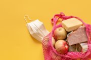 <p><img src="https://novosti-murmanskoy-oblasti.ru/uploads/posts/2024-12/1733166743_composition-food-string-bag-close-up-food-donations-concept-food-delivery-quarantine_169016-9670.jpg" alt="" /></p>

<p><em>Считается, что правильное питание очень дорогое удовольствие.</em></p>

<p>Но если правильно и вдумчиво относиться к походу в магазин, это не скажется на вашем бюджете. Даже наоборот, вы сможете позволить себе что-то новое, о чем раньше только мечтали. И для этого у меня есть 5 хитростей, которыми я пользуюсь сама. Они очень помогают экономить.</p>

<p>1. Подготовка и домашнее меню<br />Очень помогает составление меню на ближайшие дни, а также проверить, что уже есть в холодильнике и кладовке. И еще никогда не ходите в магазин голодными &mdash; так вы точно купить больше, чем нужно.</p>

<p>2. Немытые овощи<br />Овощи лучше покупать немытые и на развес. Так значительно дешевле и срок хранения у них больше.⁣⁣⠀</p>
<p>⁣⁣</p>
<p>3. Свежемороженные овощи<br />⁣⁣Свежемороженные овощи (брокколи, цветная капуста, фасоль) в несезон не хуже свежих, а стоят дешевле. И часто витаминов в них больше.⁣⁣⠀</p>
<p>⁣⁣</p>
<p>4. Сроки годности<br />Проверяйте срок годности. Иногда магазины делают скидку на товар с истекающим сроком годности и если вы собираетесь употребить продукт в ближайшее время, то имеет смысл купить его.⁣⁣⠀</p>

<p>5. Состав<br />Внимательно читайте состав продукта и калорийность.Возможно, он вам вовсе не нужен, а вам просто привлекла красивая упаковка.</p>


<p><em>Ольга Артасова</em></p>
<p><em>Фото: freepik</em></p>
