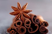 
<p><img src="https://novosti-murmanskoy-oblasti.ru/uploads/posts/2024-12/1733169113_front-view-star-anise-cinnamon-sticks_23-2148426075.jpg" alt="" /></p>

<p><em>Недавно я узнала о необычно применении корицы. И сначала сама не поверила, что эта пряность может так оживить цветы и заставить их цвести</em></p>

<p>Секрет здесь в одном простом приеме, который дает впечатляющие результаты, но не требует больших затрат. Корица &mdash; это не просто ароматная приправа.</p>

<p>Она содержит природные антисептики, фунгициды и стимуляторы роста &mdash; это настоящий подарок для растений.</p>

<p>Корица помогает бороться с плесенью и грибками, лечит, защищает и стимулирует корни и цветение.</p>

<p>Также корица стимулирует обменные процессы в почве. Цветы, которые обычно цветут &laquo;по настроению&raquo;, начинают раскрываться во всей красе.</p>

<p>Сначала я отнеслась к этому методу с недоверием. В то время у меня очень плохо рос фикус. Я взяла чайную ложку корицы, посыпала вокруг ствола и вмяла в землю. И через неделю фикус дал новые листочки, а через месяц начал расти как на дрожжах. И я решила попробовать этот способ на других цветах. Мой старый декабрист, который никогда почти не цвел, в январе выдал яркие бутоны.</p>

<p>Самое главно, что корица подходит для всех видов растений. Комнатные, садовые, кактусы, даже орхидеи. В ней нет химии, она не вызывает привыкания и не вредит почве. Сплошные плюсы.</p>

<p><em>Ольга Артасова</em></p>
<p><em>Фото: freepik</em></p>