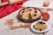 <p><img src="https://novosti-murmanskoy-oblasti.ru/uploads/posts/2024-12/1733169865_sweet-blueberry-pie-with-cinnamon_329181-1066.jpg" alt="" /></p>

<p><em>Манник по этому рецепту получается на всю семью &mdash; десерта к чаю хватит всем!</em></p>

<p><em>Х</em>очу поделиться моим любимым рецептом манника на кефире. В составе нет масла, а для сочности и эффекта &laquo;мокрого&raquo; пирога он заливается молочной заливкой. Готовый пирог получается с рассыпчатым и влажным мякишем и нежным, как облако.</p>

<p>Ингредиенты:<br />Кефир 1.5 стакана (стакан 250 мл)<br />Сахар 1 стакан<br />Яйцо куриное 3 шт<br />Ванилин 1 пакетик<br />Манная крупа 1 стакан<br />Мука пшеничная 1 стакан<br />Соль &frac14; ч.л<br />Разрыхлитель 10 гр<br />Молоко &frac12; стакана</p>

<p>Яйца смешиваем с сахаром в глубокой миске и перемешиваем венчиком. Добавляем соль, ванилин, кефир и снова перемешиваем.</p>

<p>Добавляем манную крупу и хорошо перемешиваем, чтобы не было комочков. Оставляем тесто на 15 минут, чтобы манка набухла. Через 15 минут засыпаем разрыхлитель, перемешиваем.</p>

<p>В тесто просеиваем муку и перемешиваем до однородной консистенции, должно быть как жидкая сметана.</p>

<p>Переливаем тесто в форму для выпечки и выпекаем духовке на 180 градусах до полной готовности.</p>

<p>Достаем форму с пирогом и деревянной палочкой протыкаем пирог насквозь по всей поверхности. Далее заливаем манник молоком и отправляем снова в духовку на 15 минут.</p>

<p>В конце манник оставляем немного остыть и достаем из формы.</p>


<p><em>Ольга Артасова</em></p>
<p><em>Фото: freepik</em></p>