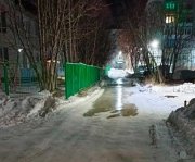 <p><img src="https://novosti-murmanskoy-oblasti.ru/uploads/posts/2024-12/1733208196_h2jpcieunyc.jpg" alt="" /></p>
<p>В Ревде рядом с катком появился еще один &mdash; на этот раз &laquo;коммунальный&raquo;. Как предположили подписчики паблика &laquo;Поговорим. Информационный портал Ревда, Ловозеро&raquo;, после заливки льда возможно не был закрыт кран.</p>
<p><br /><span style="font-size: 14pt;"><em>&mdash; Лилась река от катка до Комсомольской, 36 (видимо, забыли закрыть кран после заливки катка), &mdash; пишет Ольга Костычева.</em></span></p>
<p><br />Она отметила, что спустя пару дней это превратилось &laquo;в ужасный квест на выживание, в прямом смысле не пройти, не проехать&raquo;.</p>
<p><br /><span style="font-size: 14pt;"><em>&mdash; Всё замерзло, а сверху припорошило свеженьким снежком. Убедительная просьба устранить этот &laquo;аттракцион&raquo;, &mdash; подчеркнула северянка.</em></span><br /><br /><em>Фото: Ольга Костычева / vk.com/revda51info</em></p>