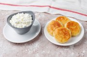 <p><img src="https://novosti-murmanskoy-oblasti.ru/uploads/posts/2024-12/1733209103_cottage-cheese-pancakes_114579-6468.jpg" alt="" /></p>

<p><em>В этом рецепте муку используют только для панировки сырников</em></p>
<p><br />Каждая хозяйка имеет в своем арсенале пару-тройку идеальных рецептов. Этот станет именно таким, потому что сырники по нему получаются вкусными и пышными. И все благодаря тому, что в составе нет муки. Вместо нее используют манную крупу. Она не только склеивает тесто, но и придает объем. Ингредиенты:</p>
<p><br />&bull; 400 г творога 5-9%<br />&bull; 1 яйцо<br />&bull; 3 ст. л манки<br />&bull; щепотка соли<br />&bull; 2 ст. л. сахарного песка<br />&bull;ванилин<br />&bull; масло растительное &mdash; для жарки<br />&bull; мука &mdash; для обвалки</p>

<p>Выложите творог в миску, если он влажный, то предварительно отожмите его через марлю. К творогу добавляем яйцо, соль, сахар, манку, ванилин.<br />Перетираем массу вилкой до однородности и оставляем на 15-20 мин чтобы манка набухла.</p>
<p><br />Формируем сырники, это можно сделать с помощью небольшого стакана. Отделите кусочек теста. Обваляйте его в муке, сформируйтесь шарик. Немного придавите рукой и накройте стаканом. Вращайте стакан быстро по кругу, переверните сырник, с другой стороны сделайте также.</p>
<p><br />Обжарьте сырники на хорошо прогретой сковороде с маслом на среднем огне до золотистого цвета &mdash; по 3&mdash;4 минуты с каждой стороны. Подавать можно со сметаной, вареньем, сгущенкой и ягодами.</p>

<p><em>Айгуль Булатова</em></p>
<p><em>Фото: Freepik</em></p>
