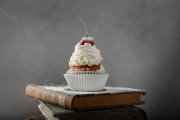 <p><img src="https://novosti-murmanskoy-oblasti.ru/uploads/posts/2024-12/1733248420_closeup-shot-delicious-cupcake-with-cream-powdered-sugar-cherry-top-books_181624-42795.jpg" alt="" /></p>

<p><em>Штоллен очень популярен в Европе, особенно в Германии. Дрезденский штоллен считается каноническим, его всегда пекут под Рождество.</em></p>

<p>Штоллен на вкус &mdash; это что-то среднее межу очень пряным куличом и подсохшей коврижкой. Идеальный штоллен тяжелый, сдобный, пропитанный маслом, с орехами и сухофруктами, вымоченными в крепком и ароматном алкоголе. По правилам он &laquo;вызревает&raquo; несколько дней или даже недель. Сегодня хочу поделиться рецептом этого вкуснейшего кекса.</p>

<p>Из сухофруктов лучше взять изюм, курагу, чернослив, инжир, вишню. Их нужно промыть и предварительно залить ромом или коньяком &mdash; плотно закрыть банку крышкой и поставить в холодильник.</p>

<p>Для опары молоко (0,5 стакана) греем в микроволновке до 40 (не больше!) градусов. Добавляем 2 столовых ложки сахара и 5 столовых ложек муки.</p>

<p>Высыпаем пакетик (11 граммов) сухих дрожжей. Ставим смесь на 20 минут в теплое место.</p>

<p>Далее берем 6 желтков. Растапливаем 120 граммов сливочного масла, добавляем ваниль, а когда оно остынет &mdash; добавляем желтки.</p>

<p>В опару просеиваем 3 стакана муки, добавляем масло с желтками, 3 столовых ложки сахара и щепотку соли. Вымешиваем тесто и убираем его под полотенцем на 1 час.</p>

<p>Крупные сухофрукты, орехи, марципан нарезаем. Специи перемалываем в кофемолке.</p>

<p>Через час обминаем тесто и &laquo;укатываем&raquo; у него сухофрукты и специи. И еще оставляем на час &mdash; отдыхать.</p>

<p>Далее в тесто трем цедру лимона. Весь объем теста делим на 3 части и формируем скалкой или руками небольшие прямоугольники толщиной 1-2 см. </p>

<p>Делим в уме на 3 части и заворачиваем один край на 2/3.</p>

<p>Выкладываем на противень, даем постоять еще минут 20. И ставим в разогретую до 150-170 градусов духовку. Выпекаем 45-55 минут.</p>

<p>Как только буханочки остынут, их нужно обильно со всех сторон промаслить растопленным сливочный маслом и просыпать сахарной пудрой.</p>

<p><em>Ольга Артасова</em></p>
<p><em>Фото: freepik</em></p>