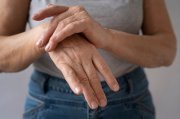 <p><img src="https://novosti-murmanskoy-oblasti.ru/uploads/posts/2024-12/1733298261_elegant-hands-old-woman_23-2149347576.jpg" alt="" /></p>

<p><em>Проблемы с суставами у женщин начинаются после менопаузы</em></p>
<p><br />Правильно подобранный рацион способен улучшить общее состояние суставов. Изменив пищевые привычки, можно свести к минимуму боли в суставах и даже вообще забыть о них.</p>

<p>В периоды острой боли строго запрещено есть любые жирные продукты и мясо. Они мешают мочевой кислоте выходить из организма. Но как только суставы &laquo;отпустит&raquo; &mdash; можно и нужно вернуться к куриной грудке и индейке.</p>

<p>Что касается морепродуктов, то большинство из них содержат много мочевой кислоты. Но одновременно с тем они очень полезны для суставов. Поэтому можете употреблять их небольшими порциями и наблюдать за реакцией организма.</p>
<p><br />Но существуют продукты, которые при проблемах с суставами нельзя употреблять ни в каком случае. Поэтому избегайте употребления жирных видов мяса и субпродуктов, цельного молока и жирных молокопродуктов. Не разрешена сдоба, грибы, соленые сыры, шоколада.</p>

<p>Замените эту еду на полезную, а именно на нежирное мясо, рыбу нежирных пород, любые овощи, хлеб из муки грубого помола, орехи (кроме арахиса), зеленый и травяной чай.</p>

<p><em>Айгуль Булатова</em></p>
<p><em>Фото: Freepik</em></p>
