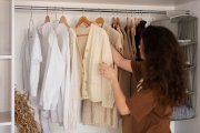 <p><img src="https://novosti-murmanskoy-oblasti.ru/uploads/posts/2024-12/1733339325_medium-shot-woman-looking-sweater_23-2149190380.jpg" alt="" /></p>

<p><em>Если вы давно не разбирались в своем шкафу, то пора это сделать вместе и выбросить ненужны вещи.</em></p>

<p>У большинства из нас шкаф с одеждой редко похож на рекламные картинки. В шкафу и в жизни нужно найти ту золотую середину, которая позволит легко находить в гардеробе нужную и современную одежду. Тогда она будет легко и быстро складываться в нужные комбинации и все вещи будут часто использоваться. Далее я расскажу про разбор гардероба по шагам.</p>

<p>1. Решитесь начать избавляться от вещей</p>
<p>Если вы ни разу не надели вещь за прошедший год, вы вряд ли наденете ее когда-либо вообще. Будьте строже к себе и решитесь отправить в стопку &laquo;избавиться&raquo; все, что давно не носите.</p>

<p>2. Хорошенько подумайте</p>
<p>С вещами, которые имеют для нас не только материальную ценность, бывает сложно распрощаться. В этом случае оцените состояние вещи беспристрастно. И подумайте, стоит ли цепляться за воспоминания, связанные с этой вещью.</p>

<p>3. Разбирайте все</p>
<p>Желательно разбирать не только ту одежду, которую вы носите постоянно, но и сезонную, домашнюю и спортивную одежду.</p>

<p>4. Используйте аксессуары для хранения</p>
<p>Возможно, вам понадобится сделать дополнительную полку. в шкафу или заказать аксессуары для хранения, которых не хватает. Например, навесные полки или наборы мягких органайзеров.</p>

<p>5. Держите вещи в порядке</p>
<p>Важно вовремя стирать, отдавать в чистку и чинить вещи. И забота о вещах не менее важна, чем смена гардероба.</p>

<p><em>Ольга Артасова</em></p>
<p><em>Фото: freepik</em></p>