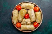 <p><img src="https://novosti-murmanskoy-oblasti.ru/uploads/posts/2024-12/1733339767_top-view-delicious-meat-meal-rolled-inside-cabbage-with-tomatoes-dark-blue-desk-meat-food-dinner-calorie-vegetable-cooking_140725-64470.jpg" alt="" /></p>


<p><em>У каждой хозяйки есть свои хитрости, которые позволяют приготовить любимое блюдо вкуснее.</em></p>

<p>В голубцах, например, многое зависит от качества капустных листов. Их нужно правильно подготовить, чтобы голубцы получились сочными, мягкими. Я расскажу о хитростях, которые помогут в этом.</p>

<p>При выборе капусты для голубцов, нужно обратить внимание на кочаны с тонкими листьями, а сам овощ должен быть круглой или вытянутой формы.</p>

<p>Удалив плохие листья, вилок нужно промыть водой и удалить кочарыжку. Опустить его в кипящую воду, а затем в воду добавить &frac12; чайной ложки уксуса.</p>

<p>Так листья капусты останутся плотными и не порвутся при приготовлении.</p>

<p>Варить капустные листья нужно 2-3 минуты. После этого нужно отделить их от вилка и обрезать толстые прожилки.</p>

<p>Важен и фарш. Чем он сочнее, тем вкуснее голубцы. Лучше брать жирные сорта мяса, а если вы готовите голубцы из недостаточно жирного мяса, то внутрь каждого голубца лучше положить по кусочку сливочного масла, для сочности.</p>

<p>Тушить голубцы можно в бульоне &mdash; грибном, овощном или мясном, но лучше &mdash; в томатном соке.</p>

<p><em>Ольга Артасова</em></p>
<p><em>Фото: freepik</em></p>
