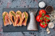 <p><img src="https://novosti-murmanskoy-oblasti.ru/uploads/posts/2024-12/1733340231_top-view-fresh-raw-fishes-greens-dark-color-tray-spices-tomatoes-with-stems-garlics-flowers-blue-black-mix-colors-table_179666-18219.jpg" alt="" /></p>

<p><em>Я никогда не понимала, зачем переплачивать за то, что можно сделать самой. Особенно если речь идёт о солёной рыбе.</em></p>

<p>Скоро Новый год, и самое время поделиться любимым рецептом слабосоленой красной рыбы. Она у меня получается не хуже магазинной, даже вкуснее и гораздо бюджетнее.</p>

<p>Я обычно беру два хвостика кеты общим весом 600 г. Для приготовления я делаю смесь из соли и сахара. Но тут возможны вариации.</p>

<p>Для слабосоленой рыбы: 2 столовые ложки соли и 2 столовые ложки сахара.</p>

<p>Для более солёной: 4 столовые ложки соли и чайная ложка сахара.</p>

<p>Рыбу нужно очистить от чешуи и крупно разрезать на филе. Куски посыпать подготовленной смесью, тщательно обмазать со всех сторон. Затем положить рыбу в контейнер, плотно закрыть и убрать в холодильник на 5-6 часов.</p>

<p>После засолки рыбу нужно промыть холодной водой и обсушить.</p>


<p><em>Ольга Артасова</em></p>
<p><em>Фото: freepik</em></p>