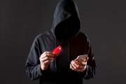 
<p><img src="https://novosti-murmanskoy-oblasti.ru/uploads/posts/2024-12/1733343502_front-view-male-hacker-holding-smartphone-credit-card_23-2148578146.jpg" alt="" /></p>

<p><em>Все мы слышим и читаем новости о том, что мошенники обманули очередных жертв. Но как не стать такой же жертвой? Как противостоять мошенникам?</em></p>

<p>Я хочу поделиться рекомендациями, как действовать, если вы заподозрили, что вам звонят мошенники. Самое важное, при ответе на звонок никогда не говорите слово &laquo;Да&raquo;, лучше использовать слово &laquo;Слушаю&raquo;. Также нельзя сообщать никакую подробную информацию о себе, не называть никакие коды из смс и данные банковских карт и паспорта.</p>

<p>Лучше как можно меньше говорить слова &laquo;Да&raquo; и давать утвердительные ответы. Вместо слова &laquo;Да&raquo; можно использовать &laquo;Возможно&raquo;, &laquo;Наверное&raquo;, &laquo;Может быть&raquo;.</p>

<p>Как противостоять телефонным мошенникам?</p>

<p>1. Можно установить любое приложение для фильтрации звонков.</p>

<p>2. Если звонит неизвестный номер, то лучше его не сбрасывать, потому что вам снова перезвонят. Лучше снять трубку и выключить микрофон на смартфоне.</p>

<p>3. Говорить с мошенниками, чтобы удержать их на линии не стоит, так как в длительных разговорах ваш голос может быть использован для последующей имитации с помощью ИИ.</p>

<p>4. Если есть подозрение, что вам звонит мошенник, то самый универсальный ответ в данном случае: &laquo;Информацию получил, спасибо, подъеду в организацию лично и решу вопрос&raquo;.</p>

<p>5. Не отвечайте на СМС с незнакомых номеров и не переходите по ссылкам (в том числе в мессенджерах) даже из интереса.</p>


<p><em>Ольга Артасова</em></p>
<p><em>Фото: freepik</em></p>