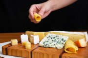 <p><img src="https://novosti-murmanskoy-oblasti.ru/uploads/posts/2024-12/1733379268_female-hand-taking-slice-cheese-from-wooden-board_74855-6008.jpg" alt="" /></p>

<p><em>В деле нарезки сыров важен острый нож</em></p>
<p><br />Чтобы правильно нарезать сыр, нужно знать некоторые секреты, чтобы не испортить продукт. Некоторые сыры прилипают к ножу, разваливаются, ломаются, при нарезке теряют форму, другие невозможно разрезать ножом, можно натереть только на тёрке.</p>
<p><br />Перед нарезкой сыров не забудьте хорошо наточить нож. Опустите его в горячую воду, или смажьте маслом, оливковым или подсолнечным. Твёрдые сыры перед нарезкой необходимо заранее достать из холодильника, они должны быть комнатной температуры.</p>
<p><br />Чтобы легко натереть мягкий сыр &mdash; перед натиранием поместите сыр в морозилку на 30 минут. Затвердевший сыр не будет прилипать к терке и станет более рассыпчатым.</p>
<p><br />Для нарезки любого сыра можно использовать зубную нить, она прекрасно справится с этой задачей, получаются ровные кусочки без крошек, осколков и отходов. Используйте чистую и сухую доску для нарезки.</p>
<p><br />В зависимости от типа сыра выбирайте подходящий способ нарезки. Например, Пармезан и Чеддер нарезайте тонкими, ровными ломтиками. А полутвердые сыры &mdash; Гауду, Эдам можно нарезать ломтиками или кубиками. Легче нарезать, если сыр немного подогреть.</p>
<p><br />Мягкие сыры &mdash; Бри, Камамбер лучше всего нарезать небольшими клинышками или ломтиками, используя теплый нож. Плавленые сыры нарезаются легко, но могут прилипать к ножу. Для удобства используйте нож, смазанный маслом или водой.</p>
<p><br />Сыры с плесенью нарезаются небольшими кусочками или клиньями, чтобы сохранить их внешний вид и текстуру.</p>

<p><em>Айгуль Булатова</em></p>
<p><em>Фото: Freepik</em></p>
