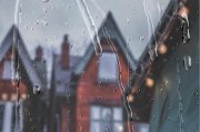 <p><img src="https://novosti-murmanskoy-oblasti.ru/uploads/posts/2024-12/1733379981_english-apartments-view-through-window-with-rain-drops_53876-126931.jpg" alt="" /></p>

<p><em>Из-за конденсата может развиться сырость, а следовательно плесень и грибок</em></p>
<p><br />Конденсат может привести к снижению теплоизоляционных свойств окна. К тому же влага способствует росту плесени или грибка. Чтобы успешно бороться с конденсатом, надо выяснить в результате чего он возникает.</p>

<p>Есть несколько ключевых факторов, влияющих на &laquo;запотевание&raquo; стекол. Фактор первый &mdash; повышенная влажность воздуха. Источники могут быть самыми разными &mdash; от приготовления пищи и стирки до простого дыхания. Если вентиляция недостаточно эффективна, лишняя влага начинает оседать на окнах в виде конденсата.</p>

<p>Фактор второй &mdash; перепады температур. Когда теплый воздух в помещении встречается с холодной поверхностью окна, остывая, он конденсируется на поверхности стекол в виде мелких капель.</p>
<p><br />Фактор третий &mdash; недостаточная вентиляция. Для борьбы с этим важно регулярно проветривать комнаты и использовать эффективные вытяжки. Фактор четвертый &mdash; влияние климата. В регионах с высокой влажностью и частыми осадками риск появления конденсата значительно возрастает.</p>

<p>Фактор пятый &mdash; нарушения при установке окон. Некачественный монтаж или плохое уплотнение могут привести к проникновению холодного воздуха внутрь, что создает условия для образования конденсата.</p>
<p><br />Если в помещении наблюдается избыток влаги, целесообразно приобрести осушитель воздуха. Кроме того, регулярное проветривание и грамотная организация вентиляции крайне важны для предотвращения &laquo;запотевания&raquo; окон. </p>

<p><em>Айгуль Булатова</em></p>
<p><em>Фото: Freepik</em></p>
