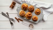 <p><img src="https://novosti-murmanskoy-oblasti.ru/uploads/posts/2024-12/1733380834_top-view-cinnamon-rolls-arrangement_23-2148904704.jpg" alt="" /></p>

<p><em>В этом рецепте тесто замешивают с помощью миксера</em></p>
<p><br />Ароматные, пропитанные булочки с корицей &mdash; прекрасный вариант к чаю в прохладный день. Эта выпечка украсит серые дни и добавит уюта в ваш дом. Запах корицы наполнит каждый уголок вашей квартиры и подарит теплоту солнечного дня. Ингредиенты:</p>
<p><br />Тесто:<br />&bull; 250 г муки<br />&bull; 12 г прессованных дрожжей (или 4 г сухих)<br />&bull; 30 г сахара<br />&bull; 1 яйцо<br />&bull; 60 г сливочного масла<br />&bull; 100 мл молока<br />&bull; &frac14; ч. л. соли</p>
<p><br />Начинка:<br />&bull; 75 г сливочного масла<br />&bull; 75 г коричневого сахара (можно обычный белый)<br />&bull; 1 ст. л. корицы</p>
<p><br />Сироп:<br />&bull; 50 г сахара<br />&bull; 50 мл воды</p>
<p><br />Дополнительно:<br />&bull; 1 яйцо</p>
<p>&bull; 1 ст. л. молока для смазывания булочек</p>
<p><br />В первую очередь нужно замесить тесто. В чашу миксера вливаем молоко. Растворяем в нём дрожжи. Добавляем яйцо, сахар и соль. Размешиваем венчиком. Следом добавляем мягкое сливочное масло и всыпаем муку. Замешиваем тесто. Миксером вымешиваем 2 минуты на 2 скорости, переключаем на 3 и вымешиваем ещё 8-10 минут.</p>

<p>Готовое тесто соберётся в комок, будет мягкое, но при этом совсем нелипкое. Шелковистое, очень приятное на ощупь. Помещаем его в миску, смазанную маслом. Накрываем и оставляем подниматься на 1,5 часа.</p>

<p>Для начинки, соединяем в миске сахар, мягкое масло и корицу, можно кардамон. Перемешиваем лопаткой. Готовое тесто выкладываем на стол, присыпанный мукой. Раскатываем в пласт размером, примерно 40*40 см или толщиной 3-4 мм.</p>

<p>Выкладываем на тесто всю начинку и равномерно распределяем. Получится тонкий слой. Складываем тесто в три слоя. Аккуратно, слегка прокатываем скалкой. Делим тестовую заготовку на 8 кусочков. Каждую полоску немного прижимаем и разрезаем на 3 полоски, не до конца.</p>
<p><br />Теперь нужно сплести обычную косичку и свернуть её клубочком. Сформированные булочки переносим в форму диаметром 22 см. Если форма разъёмная, очень важно застелить пергаментом дно вместе с бортиками. Накрываем, оставляем подниматься их на 30 минут.</p>
<p><br />Перед выпечкой взбиваем яйцо с 1 ст. л. молока и смазываем булочки. При 190&deg;С выпекаем их 35 &mdash; 40 минут. Когда булочки будут практически готовы, нужно сварить сироп &mdash; соединяем воду с сахаром. Доводим до кипения и варим 2-3 минуты. Горячие булочки пропитываем горячим сиропом. Оставляем их остывать.</p>

<p><em>Айгуль Булатова</em></p>
<p><em>Фото: Freepik</em></p>
