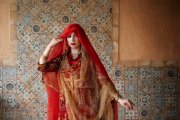 <p><img src="https://novosti-murmanskoy-oblasti.ru/uploads/posts/2024-12/1733383011_beautiful-young-woman-wearing-sari_23-2149503020.jpg" alt="" /></p>


<p><em>Оказавшись в гареме, наложница получила важнейший совет, который определил её дальнейшую жизнь: чтобы стать госпожой, нужно родить султану сына. Хюррем начала действовать незамедлительно.</em></p>

<p>За время брака с Сулейманом Хюррем родила шестерых детей, хотя сериале &laquo;Великолепный век&raquo; показаны только пятеро. В условиях серьезной конкуренции гарема дети становились инструментом политического влияния.</p>

<p>Появление второй дочери в семье Сулеймана и Хюррем вызвало у нее совершенно иные эмоции. Разочарование Хюррем было настолько сильным, что она даже передала Валиде-султан, матери Сулеймана, право выбора имени для новорождённой. И только восторженная реакция самого падишаха на рождение дочери немного смягчила отношение Хюррем к ребёнку.</p>

<p>Постепенно Михримах, вторая дочь султанской четы, заняла особое место в жизни матери, но не так, как могла бы мечтать любая дочь. Она стала для Хюррем своего рода политическим инструментом.</p>

<p>Особенно ярко такое отношение Хюррем к дочери проявилось в вопросе замужества Михримах. Султанша ради собственных политических целей устроила брак дочери с человеком, которого она не любила. И даже страдания Михримах не смогли ослабить решимость матери использовать этот брак для укрепления своих позиций.</p>


<p><em>Ольга Артасова</em></p>
<p><em>Фото: freepik</em></p>