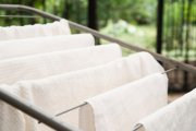 <p><img src="https://novosti-murmanskoy-oblasti.ru/uploads/posts/2024-12/1733383271_white-towels-drying-clotheshorse_23-2148251742.jpg" alt="" /></p>
<p><em>Кухонные полотенца перед машинной стиркой рекомендуют замачивать</em></p>
<p><br />Для того, чтобы отстирать кухонные полотенца используйте домашние средства. Так, на помощь придет соль. Для приготовления соответствующего раствора разведите одну столовую ложку соли в литре воды.</p>
<p>В нем замочите полотенца на два часа, а затем постирайте их привычным для вас способом. Соль способна устранить застарелые пятна, а также хорошо защищает белые материалы от появления серого налета.</p>
<p><br />С задачей неплохо справляется и хозяйственное мыло. Нужно натереть влажные кухонные полотенца стружкой хозмыла, положить в пакетик, завязать и оставить в таком виде на целую ночь. Уже утром можете спокойно вспенить мыло и постирать вещи обычным для вас способом.</p>
<p><br />Сода не только эффективно удаляет пятна, но и прекрасно отбеливает. Разведите 1 столовую ложку соды с водой, замочите в растворе полотенца на один час. Потом постирайте обычным для вас способом.</p>
<p><br />Вы сможете удалить с кухонных полотенец ржавчину, жирные пятна и даже заплесневелые следы, если используете обыкновенный столовый уксус. Замочите текстиль в уксусе на пятнадцать минут. Используйте старую зубную щетку, чтобы потереть места, которые особо загрязнились.</p>
<p>В список эффективных домашних средств также вошли лимонная кислота и нашатырный спирт.</p>
<p><em>Айгуль Булатова</em></p>
<p><em>Фото: Freepik</em></p>