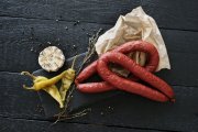 <p><img src="https://novosti-murmanskoy-oblasti.ru/uploads/posts/2024-12/1733419265_roasted-sausages-with-ingredients_144627-31835.jpg" alt="" /></p>

<p><em>По данным Росстата, россиянин в среднем съедает около 15 кг колбасы в год. Как ее употребление сказывается на здоровье? На этот вопрос ответила эндокринолог, диетолог Татьяна Бочарова.</em></p>

<p>Специалист отметила, что если есть колбасу каждый день, то доля жиров в общем рационе вырастет. Колбаса в любом случае жирнее, чем кусок постного вареного мяса. Если получать жиры в избытке, то можно столкнуться с набором веса.</p>

<p>Также у любителей колбасы часто превышена доля соли в рационе. В 100 г колбасных изделий содержится до 2,5 г соли, что составляет половину от суточной нормы в 5&ndash;6 г. При чрезмерном потреблении появляются отеки, проблемы с давлением, почками и сердцем.</p>

<p>Специалисты ВОЗ отмечают, что колбасу относят к канцерогенным продуктам. Это связано с высоким содержание нитритов в составе переработанного мяса и бензапирена, канцерогена, который образуется в процессе копчения. Но нельзя однозначно назвать колбасу и сосиски &laquo;виновниками&raquo; развития рака кишечника и других заболеваний.</p>

<p>&laquo;Злоупотреблять колбасой не следует, но пару тонких ломтиков в день себе позволить можно&raquo;, &mdash; заключила Татьяна Бочарова.</p>


<p><em>Ольга Артасова</em></p>
<p><em>Фото: freepik</em></p>