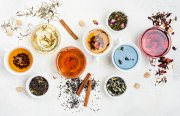 <p><img src="https://novosti-murmanskoy-oblasti.ru/uploads/posts/2024-12/1733425455_cups-collection-with-herbs_23-2148555398.jpg" alt="" /></p>

<p><em>Что может быть вкуснее зимой, чем горячий душистый чай с черносливом и ароматом уюта и спокойствия.</em></p>

<p>Редко кто не любит чай, поэтому я смело делюсь своим любимым рецептом ароматного и вкусного чая с сухофруктами. Он получается не только вкусный, но и красивый!</p>

<p>Вместо чернослива можно использовать и другие сухофрукты (например, курагу) или даже смесь.</p>

<p>Ингредиенты:<br />чернослив &mdash; 100 г<br />заварка (черный чай) &mdash; 2 ч. л.<br />кипяток &mdash; примерно 600-700 мл<br />чабрец (тимьян) &mdash; 1 ч. л.<br />мед &mdash; 1-2 ч. л.</p>

<p>Чернослив кладем в миску и заливаем кипятком. Оставляем на 5 минут. После этого сливаем воду и промываем чернослив. Далее нарезаем его на небольшие кусочки и перекладываем в заварочный чайник. После этого добавляем заварку. Я еще кладу сухой чабрец.</p>

<p>Заливаем кипятком, добавляем мед и перемешиваем. Накрываем крышкой и даем настояться 10 минут.</p>

<p><em>Ольга Артасова</em></p>
<p><em>Фото: freepik</em></p>