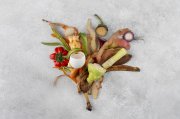 <p><img src="https://novosti-murmanskoy-oblasti.ru/uploads/posts/2024-12/1733427052_arrangement-compost-made-rotten-food_23-2149073794.jpg" alt="" /></p>

<p><em>Большинство видов хлеба, макаронных и хлебобулочных изделий обычно безопасны для компостирования при главном условии &mdash; если правильно их обрабатывать.</em></p>

<p>Есть несколько противопоказаний и предостережений, которые важно изучить, чтобы получить хороший компост и не навредить участку.</p>

<p>Если хлеб, макаронные изделия и другие крахмалистые продукты не перемешаны с мясом и молочными продуктами, они безопасны для компостной кучи.</p>

<p>Хлеб относят к &laquo;зеленому&raquo; или богатому азотом сырью, помогающему компосту быстрее разлагаться, так как он содержит достаточное количество азота.</p>

<p>Хлеб и выпечка компостируются примерно так же, как и другие пищевые отходы.</p>

<p>1. Чтобы компост быстрее приготовился, разломайте хлеб, булки, макароны на мелкие кусочки, прежде чем добавлять в компостную кучу.</p>

<p>2. Если закопать хлебные и макаронные отходы в теплом центре компостной кучи, это ускорит созревание.</p>

<p>3. Чтобы компостная яма работала всегда, обеспечьте баланс и смешайте три части коричневого сырья с одной частью хлеба или макарон.</p>


<p><em>Ольга Артасова</em></p>
<p><em>Фото: freepik</em></p>