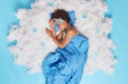 <p><img src="https://novosti-murmanskoy-oblasti.ru/uploads/posts/2024-12/1733458956_relaxed-curly-haired-afro-american-woman-sleeps-well-has-sweet-dreams_273609-52450.jpg" alt="" /></p>

<p><em>Для интерпретации снов можно завести соответствующий дневник</em></p>
<p><br />Энергичные и активные Овны редко позволяют себе долго лежать в постели. Они любят быть в движении, поэтому даже во сне их мозг продолжает работать. Часто они видят яркие, динамичные сны, связанные с приключениями или достижением целей.</p>
<p><br />Тельцы обожают комфорт, и для них сон &mdash; это священный ритуал. Они готовы потратить деньги на качественный матрас, мягкие подушки и приятное постельное бельё. Сон Тельцов обычно глубокий, а сны часто связаны с природой или уютными местами.</p>
<p><br />Близнецы &mdash; это вечные мыслители. Их ум постоянно занят новыми идеями, поэтому им бывает сложно заснуть. Даже во сне они могут продолжать &laquo;общаться&raquo;, видеть разговоры или переписки. Часто их сны яркие и насыщенные событиями.</p>
<p><br />Чувствительные Раки часто погружаются в мир эмоций даже во сне. Их сны могут быть очень глубокими и символичными, иногда они видят вещие сны. Рак нуждается в чувстве безопасности, чтобы хорошо выспаться.</p>
<p><br />Львы любят роскошь во всём, включая сон. Они предпочитают спать в красиво оформленной спальне и часто видят сны о славе, успехе или приключениях. Однако из-за своей активности Львы иногда могут страдать от бессонницы.</p>
<p><br />Практичные Девы очень серьёзно относятся к своему режиму сна. Они знают, что хороший сон &mdash; залог здоровья, поэтому стараются ложиться вовремя. Однако из-за склонности к перфекционизму их мысли могут мешать расслабиться.</p>
<p><br />Весы стремятся к гармонии и балансу даже во сне. Они любят красивые спальни, где всё идеально сочетается. Их сны часто романтичны или связаны с искусством. Однако иногда Весы могут долго крутиться в постели, обдумывая свои отношения или решения.</p>
<p><br />Скорпионы &mdash; настоящие мастера глубокого сна. Их сны часто связаны с тайнами, загадками или эмоциональными переживаниями. Иногда они видят очень интенсивные или даже мистические сны, которые запоминаются надолго.</p>
<p><br />Свободолюбивые Стрельцы любят простор даже во время сна. Им важно чувствовать себя комфортно и свободно. Их сны часто связаны с путешествиями, новыми странами или приключениями. Они легко засыпают, но могут просыпаться среди ночи из-за избытка энергии.</p>
<p><br />Ответственные Козероги знают цену хорошему сну, но иногда слишком увлекаются работой и забывают вовремя лечь спать. Их сны часто связаны с карьерой или достижением целей. У них может быть поверхностный сон из-за постоянных мыслей о делах.</p>
<p><br />Креативные Водолеи часто видят необычные, фантастические сны. Их ум постоянно генерирует идеи, поэтому им бывает сложно отключиться перед сном. Иногда они страдают от бессонницы из-за избытка энергии.</p>
<p><br />Мечтательные Рыбы буквально живут во сне. Их сны часто яркие, волшебные и насыщенные символами. Они легко засыпают и любят проводить больше времени в мире грёз. Иногда Рыбы даже получают вдохновение для творчества через свои сновидения.</p>

<p><em>Айгуль Булатова</em></p>
<p><em>Фото: Freepik</em></p>
