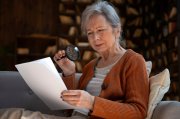 <p><img src="https://novosti-murmanskoy-oblasti.ru/uploads/posts/2024-12/1733459460_medium-shot-old-woman-library_23-2150494660.jpg" alt="" /></p>
<p><em>В 2025 году граждане смогут получить больше пенсионных накоплений</em></p>
<p><br />Разберем три правила, по которым будет осуществляться эта выплата.</p>
<p>1. Получателями выплаты являются люди, которые достигли предпенсионного возраста или получают досрочную страховую пенсию по старости. Соответственно, в 2025 году смогут обратиться за выплатой граждане из числа женщин 1970 г. р., мужчин 1965 г. р., которым исполнится 55 и 60 лет соответственно.</p>
<p>2. Пенсионные накопления будут перечисляться гражданину в 2025 г. в форме единовременной выплаты — если накопительная пенсия не превысит 10% от прожиточного минимума РФ для пенсионеров. На 2025 год прожиточный минимум для пенсионеров по России составляет 15 250 рублей. Ожидаемый период выплаты накопительной пенсии в 2025 году повысится до 270 месяцев.</p>
<p><br />Это значит, что право на единовременную выплату в следующем году возникнет у тех, у кого сумма пенсионных накоплений на лицевом счете не превысит 411 740 рублей. То есть в 2025 году граждане смогут получить разово до 411 740 рублей, если у них накопилась такая сумма на лицевом счете.</p>
<p><br />3. Если же в 2025 году обратятся за выплатой пенсионных накоплений те, у кого такое право возникло раньше (в предыдущие годы), нужно учитывать, что для них применяется другое значение ожидаемого периода выплаты, т. к. он снижается на 12 месяцев за каждый полный год, истекший со дня возникновения права на накопительную пенсию.</p>
<p><br />Поэтому те, у кого право на такую пенсию возникло, в частности, в 2024 году (и они не подавали заявление), смогут получить в 2025-м до 393 450 рублей разово (если на счете будет больше, назначат накопительную пенсию).</p>
<p><em>Айгуль Булатова</em></p>
<p><em>Фото: Freepik</em></p>