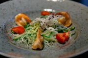 <p><img src="https://novosti-murmanskoy-oblasti.ru/uploads/posts/2024-12/1733461148_salad-with-shrimp-tomatoes-rice-noodles-zucchini-white-plate_8353-7019.jpg" alt="" /></p>

<p><em>Салат из лапши станет отличным дополнением к мясным блюдам</em></p>
<p><br />Салат из стеклянной лапши &mdash; это классика азиатской кухни. Он идеально сочетает мягкую текстуру лапши и яркие ароматы чеснока, кунжута и перца чили. Это блюдо, известное во многих странах Азии, например, в Таиланде, Корее и Китае, завоевало любовь за свою простоту и универсальность. Ингредиенты:</p>
<p><br />&bull; 200 г &mdash; стеклянной бобовой лапши<br />&bull; 1 шт небольшого огурца, нарезанного тонкой соломкой<br />&bull; 1 шт красного чили, нарезанного соломкой<br />&bull; 2 зубчика чеснока<br />&bull; 1 стебель зелёного лука, мелко нарезанный<br />&bull; 2&ndash;3 веточки кинзы</p>
<p><br />Заправка:<br />&bull; 3 ст. л. светлого соевого соуса<br />&bull; 1 ч. л. темного рисового уксуса<br />&bull; &frac14; ч. л. соли<br />&bull; 1 ст. л. кунжутного масла<br />&bull; 1 ст. л. масла чили<br />&bull; &frac12; ст. л. сахара</p>
<p><br />Поместите стеклянную лапшу в глубокую миску и залейте горячей водой, чтобы она полностью покрыла лапшу. Оставьте на 5 минут, пока она размягчится.</p>
<p><br />Вскипятите воду в кастрюле, опустите лапшу и бланшируйте в течение 15&ndash;20 секунд. Сразу же откиньте её на дуршлаг и промойте холодной водой, чтобы остановить процесс приготовления.</p>
<p><br />В большой миске смешайте стеклянную лапшу с огурцом, чили, чесноком, зелёным луком и кинзой. В отдельной ёмкости приготовьте заправку &mdash; соедините соевый соус, рисовый уксус, соль, кунжутное и чили масло, добавьте сахар. Все тщательно перемешайте. Полейте заправкой лапшу с овощами и аккуратно перемешайте.</p>
<p><br />Салат лучше всего подавать охлаждённым, как гарнир к мясным блюдам или как лёгкий самостоятельный перекус. Посыпьте готовое блюдо жареными кунжутными семенами для дополнительного вкуса.</p>

<p><em>Айгуль Булатова</em></p>
<p><em>Фото: Freepik</em></p>
