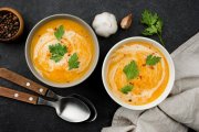 <p><img src="https://novosti-murmanskoy-oblasti.ru/uploads/posts/2024-12/1733461712_top-view-delicious-autumn-soup-composition_23-2148634470.jpg" alt="" /></p>

<p><em>Супы можно условно разделить на скоропортящиеся и &laquo;устойчивые&raquo;</em></p>
<p><br />Скоропортящиеся супы &mdash; блюда, которые не рекомендуется сохранять дольше одного дня, а иногда и меньше того, даже в условиях охлаждения. Так, например, уха из свежей или консервированной рыбы, как и суп из грибов может храниться в холодильнике в течение 2 суток.</p>
<p><br />Суп-пюре можно не раз подогревать, но большинство полезных веществ при повторном нагреве теряются. Добавление любых молочных продуктов в состав супа сокращает срок хранения этого блюда до 12 часов.</p>
<p><br />Блюда, подающиеся холодными &mdash; окрошка, свекольник, молочный летний &mdash; заправляются непосредственно перед подачей на стол. В ином случае, консистенция их заправочной части раскисает и становиться неаппетитной.</p>
<p><br />Соль, черный и красный жгучий перец, чеснок, имбирь, а также уксус и некоторые копченые или маринованные продукты, входящие в состав супа, являются консервантами, продлевающими его срок хранения. Суп с вермишелью или крупами может быть пригодным для употребления в течение нескольких суток.</p>

<p>Не стоит хранить первое блюдо в посуде, имеющей сколы или трещины. Хорошо сохранится суп в стекле, керамике, фаянсе, а также в кастрюлях из высококачественной нержавеющей стали и эмали. Алюминиевую посуду для варки и хранения супов использовать не рекомендуют.</p>

<p><em>Айгуль Булатова</em></p>
<p><em>Фото: Freepik</em></p>
