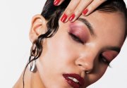 <p><img src="https://novosti-murmanskoy-oblasti.ru/uploads/posts/2024-12/1733770786_female-model-face-with-make-up_23-2148341432.jpg" alt="" /></p>



<p><em>После 40 наступает возраст уверенности, элегантности и самопознания. Но когда дело доходит до стиля, наши старые привычки часто остаются с нами и старят нас быстрее, чем само время.</em></p>

<p>Хочу поговорить о пяти распространенных ошибках и способах их устранения, чтобы вы в 40 лет могли излучать молодость и энергию, а не выглядеть старше своих лет.</p>

<p>1. Одеваться во все черное</p>
<p>Черный цвет &mdash; это классика. Он стройнит, всегда роскошно смотрится и легко сочетается с другими вещами. Но с возрастом черный цвет может стать нашим врагом.</p>
<p>В 40 черный цвет может подчеркнуть темные круги под глазами и придать усталый вид.</p>
<p>Если вы любите носить черный цвет, добавьте к нему яркий шарф или эффектные украшения или сумку.</p>

<p>2. Игнорировать тенденции или слепо следовать им</p>
<p>В 40 лет может появиться соблазн полностью отказаться от трендов или же, наоборот, гнаться за ними без оглядки. Но ни одна из этих крайностей не работает.</p>
<p>Модный укороченный топ хорошо смотрится в образе в 20- лет, но будет выглядеть странно на более зрелой фигуре. Так же и оверсайз-одежда часто добавляет объем и скрывает естественный силуэт.</p>
<p>Используйте тренды умеренно. Добавьте блейзер модного цвета или лаконичный аксессуар. И избегайте леопардовых и прочих вызывающих принтов.</p>

<p>3. Не забывайте добавлять яркие акценты</p>
<p>Монохромный цвет может выглядеть роскошно, но для его использования требуется мастерство.</p>
<p>Акцентные серьги, яркая обувь или помада яркого оттенка могут мгновенно преобразить ваш образ. Они сделают его живым и энергичным.</p>

<p>4. Жертвуйте стилем ради комфорта</p>
<p>Часто женщины за 40 начинают покупать комфортную, но некрасивую обувь. И это мгновенно добавляет несколько лет к вашему возрасту.</p>
<p>Но современные модели обуви сочетают в себе и комфорт, и стиль. Походите по магазинам, пока не найдете пару, в которой вы будете чувствовать себя прекрасно и выглядеть сногсшибательно.</p>

<p>5. Полностью отказаться от макияжа</p>
<p>Минимум макияжа идет женщинам в возрасте от 20 до 40 лет, но когда нам исполняется 40, немного усилий в макияже уже не помешает. Это не значит, что нужно наносить тональный крем слоями. Важно подчеркнуть естественную красоту и вернуть коже сияние, которого она, возможно, лишилась.</p>


<p><em>Ольга Артасова</em></p>
<p><em>Фото: freepik</em></p>