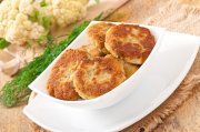 <p><img src="https://novosti-murmanskoy-oblasti.ru/uploads/posts/2024-12/1733807814_cutlets-cauliflower-with-fennel-garlic-cheese-sauce_2829-12909.jpg" alt="" /></p>

<p><em>Для более &laquo;хлебного&raquo; вкуса в состав котлет добавляют панировочные сухари</em></p>
<p><br />Котлеты могут быть разными &mdash; не обязательно только мясными. В них добавляют картофель, морковь и другие овощи. В этом рецепте компаньоном решили сделать капусту. Предварительно ее мелко измельчили, для лучшей клейкости добавили панировочных сухарей. Ингредиенты:</p>
<p><br />&bull; Капуста &mdash; 400 г;<br />&bull; 1 луковица;<br />&bull; 1 зубчик чеснока;<br />&bull; Фарш из говядины и индейки &mdash; 600 г;<br />&bull; 1 яйцо;<br />&bull; Панировочные сухари &mdash; 100 г;<br />&bull; Соль &mdash; 1 ч. л.;<br />&bull; Перец &mdash; &frac12; ч. л.;<br />&bull; Вода &mdash; 100 мл;<br />&bull; Мука &mdash; для обвалки;<br />&bull;Растительное масло &mdash; для жарки;</p>

<p>Небольшой кусок капусты нарезаем на крупные куски. Перекладываем в глубокую миску. Туда же отправляем крупно нарезанную луковицу. Овощи измельчаем погружным блендером до кашеобразного состояния.</p>
<p><br />В измельченную капусту выдавливаем чеснок. Добавляем фарш. Разбиваем одно яйцо. Солим и перчим по вкусу. Все ингредиенты хорошо перемешиваем. Теперь добавляем 100 граммов панировочных сухарей. И еще раз перемешиваем.</p>
<p><br />Мокрыми руками формируем из фарша котлетки и обваливаем их в муке. Котлеты обжариваем порциями в растительном масле. Жарим котлеты на среднем огне с двух сторон до золотистой корочки.</p>
<p><br />Затем все обжаренные котлетки перекладываем в глубокую сковородку и заливаем водой. Накрываем крышкой и тушим на медленном огне 15 минут.</p>

<p><em>Айгуль Булатова</em></p>
<p><em>Фото: Freepik</em></p>
